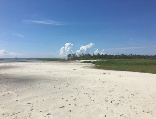 Wanderlust - Close to the beach in the historic Tybee District.