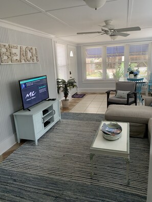 Smart TV, books - Wanderlust - Close to the beach in the historic Tybee District. (Tybee Island)