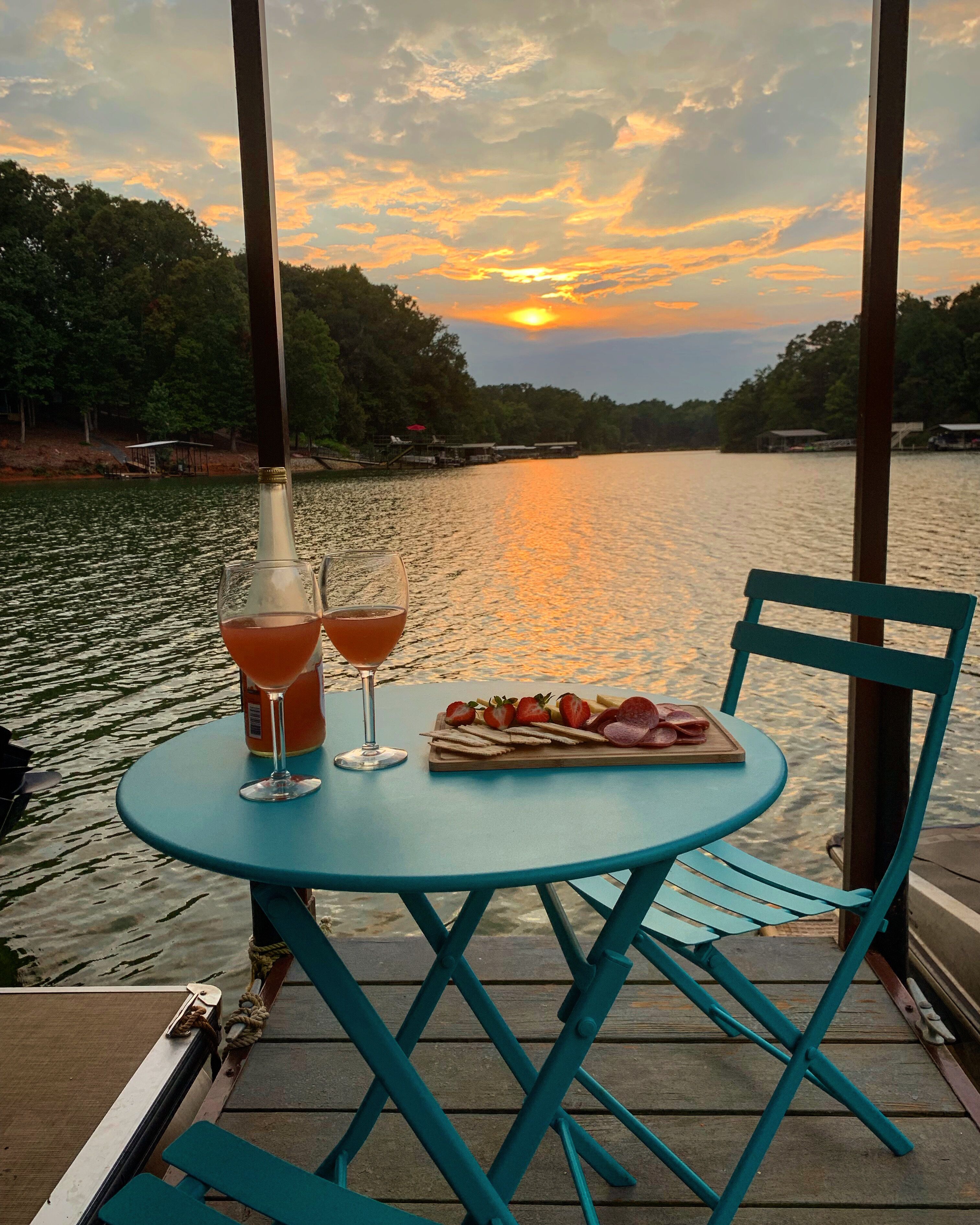 Outdoor dining - Luxury Lakefront Retreat on lake Hartwell 18 miles from Clemson (Townville)