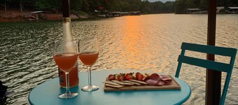 Luxury Lakefront Retreat on lake Hartwell 18 miles from Clemson