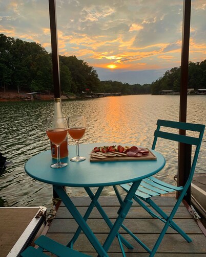 Luxury Lakefront Retreat on lake Hartwell 18 miles from Clemson