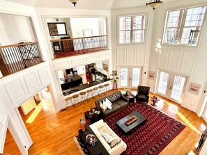 Een smart-tv, een open haard, videogames en een dvd-speler