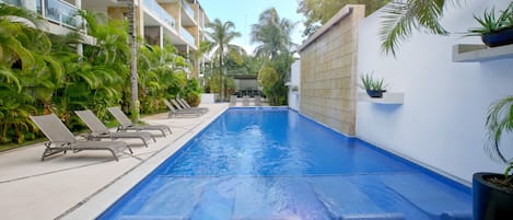 Una piscina al aire libre, una piscina climatizada