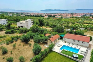 Exterior - Vacation home with pool & jacuzzi, botanical garden and a beautiful sea view (Kaštel Lukšic)