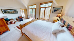 3 bedrooms, free WiFi, bed sheets - Big End Unit, Deck! Near Lake Trail. Easy Drive to Dining, Activities, Events (Frisco)