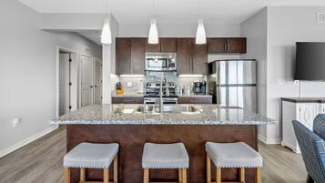 Réfrigérateur, micro-ondes, four, plaque de cuisson