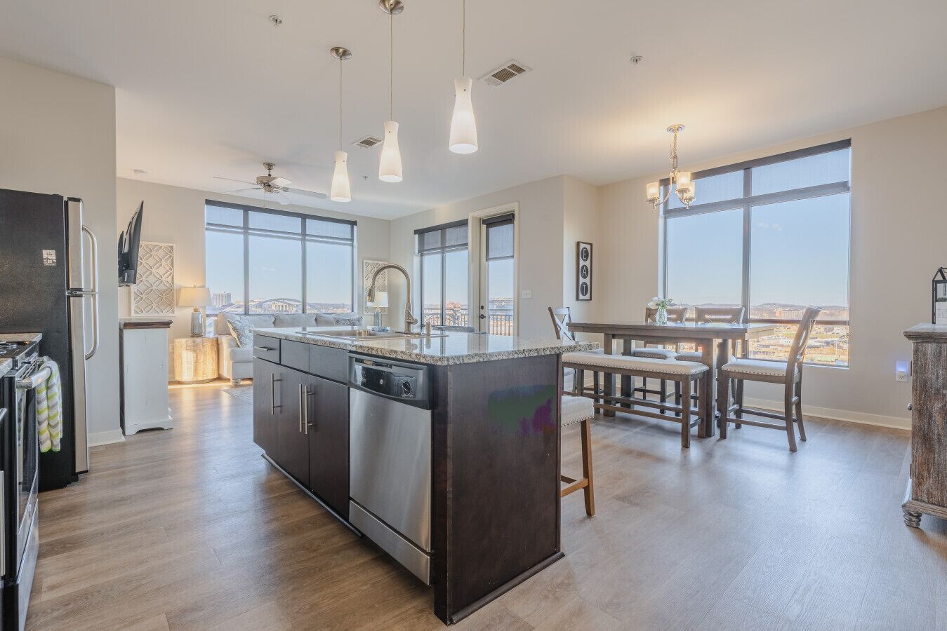 Refrigerador, microondas, horno y parrilla de estufa 