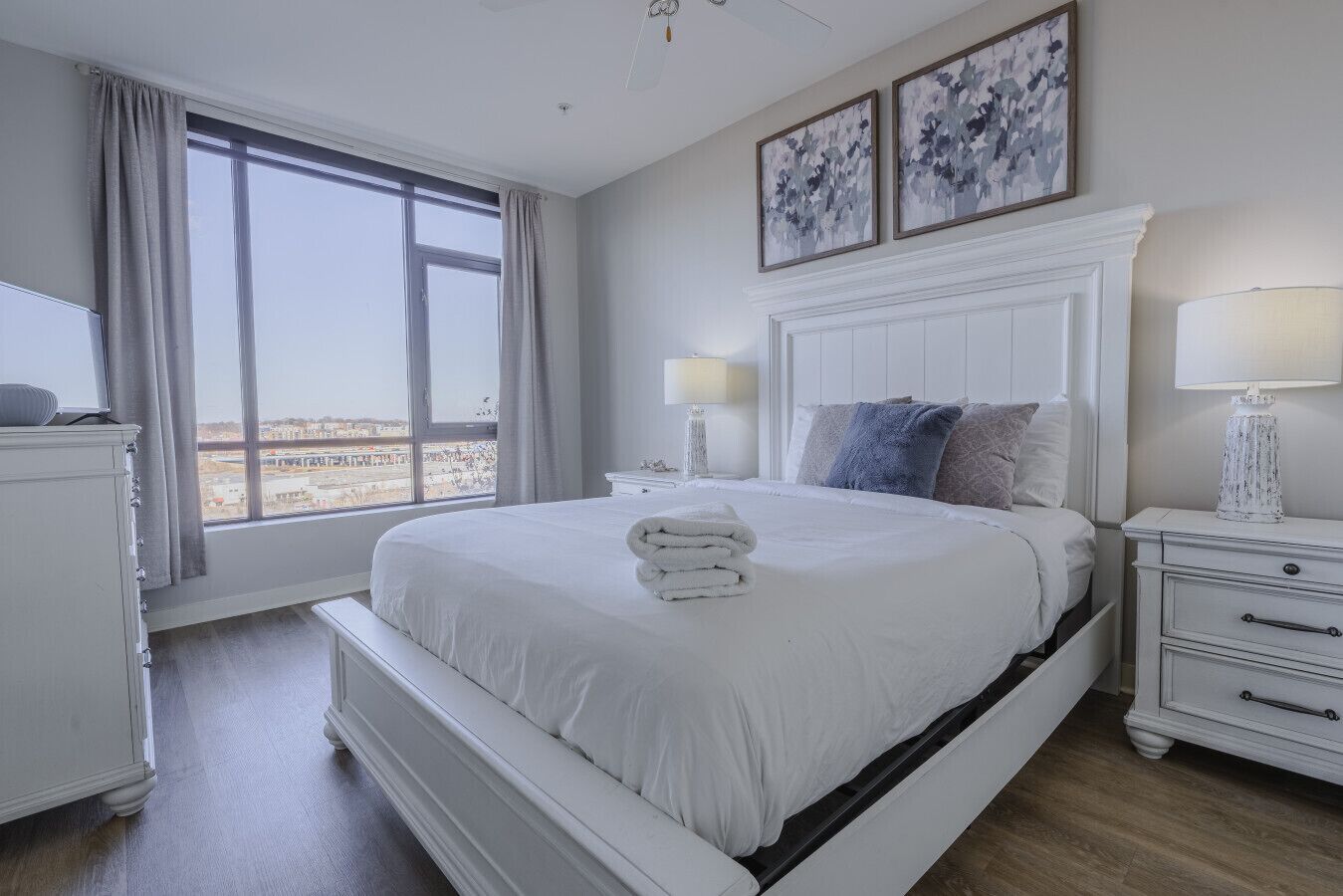 2 bedrooms, desk, iron/ironing board, WiFi