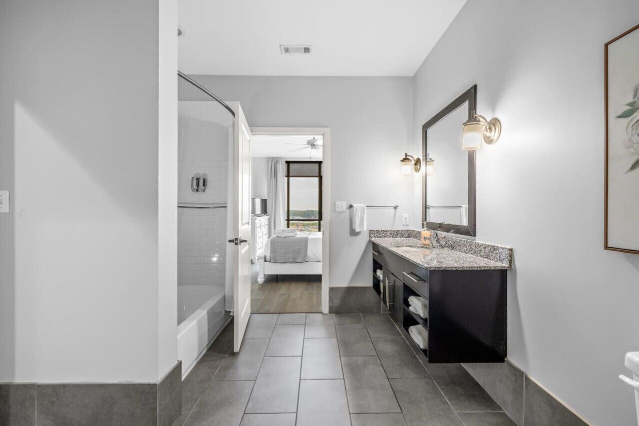 2 habitaciones, escritorio, tabla de planchar con plancha y wifi 