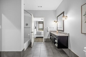 2 bedrooms, desk, iron/ironing board, WiFi