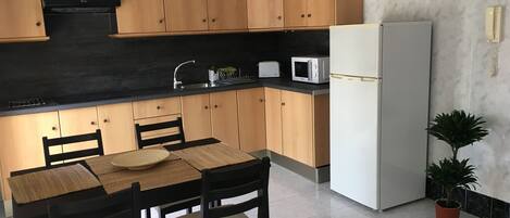 Een koelkast, een magnetron, een kookplaat