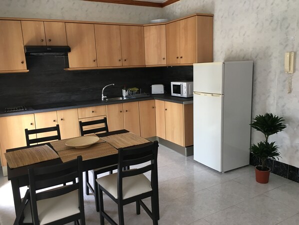 Frigorífic, microones, placa de cuina i cafetera i tetera 