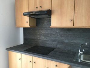 Een koelkast, een microgolfoven, een kookplaat