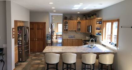 PPP Peaceful, private with a pool!
House on a Hill in a quiet neighborhood.