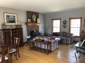 Smart-TV, Tischtennisplatte, Stereoanlage