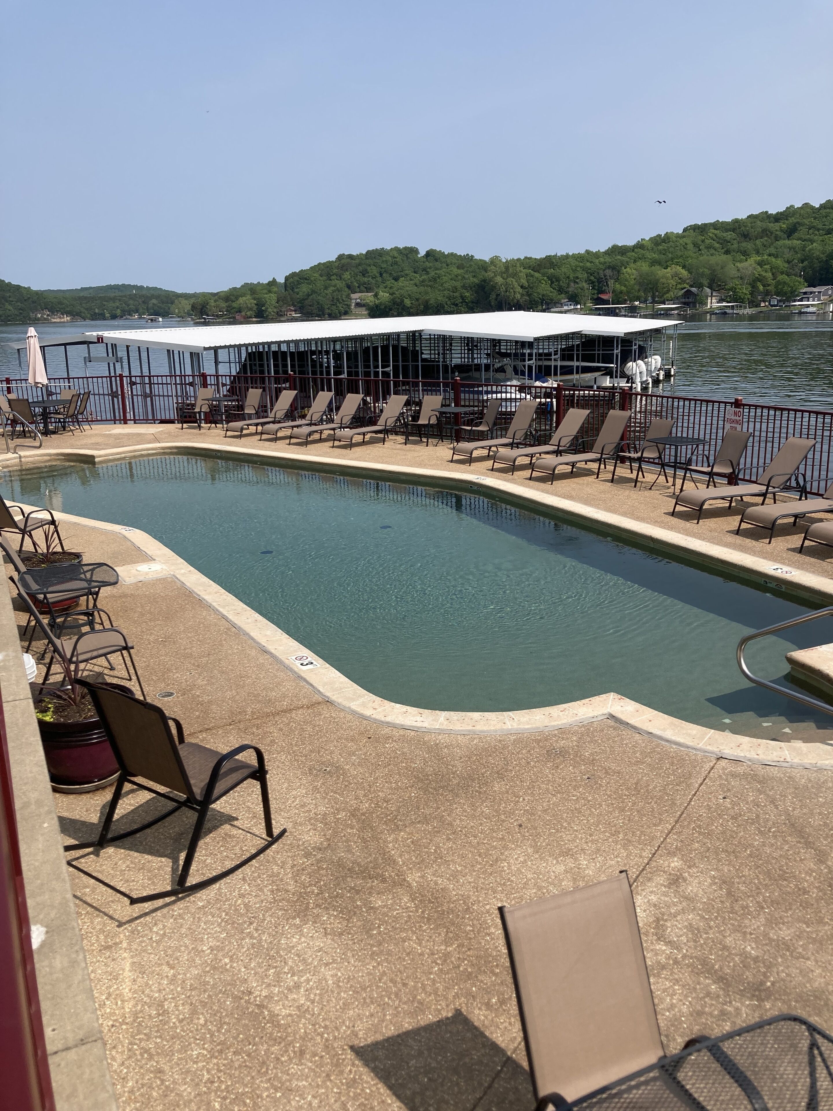 Utomhuspool och uppvärmd pool