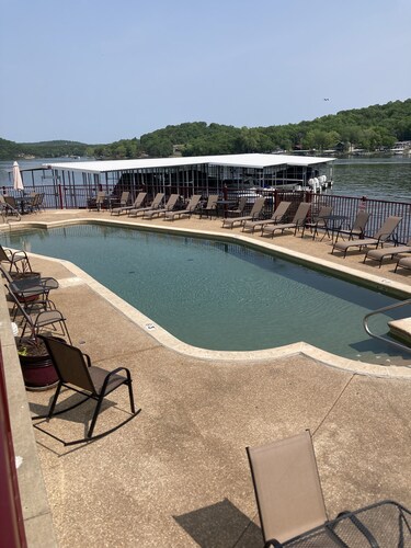 Entspannen Sie sich auf Ihrem Balkon mit Blick auf den See. Zwei Golfplätze in der Nähe.