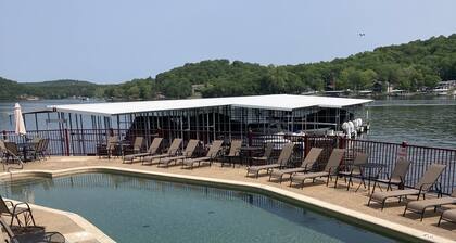 Entspannen Sie sich auf Ihrem Balkon mit Blick auf den See. Zwei Golfplätze in der Nähe.