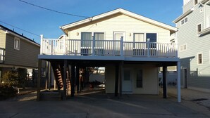 Een tweelaags huis met een balkon, een overdekte ingang en een garage.