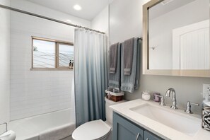 Combined shower/bathtub, hair dryer, towels, soap - 2br-2bath/king bed/washer-dryer/10 min from U of A (Tucson)