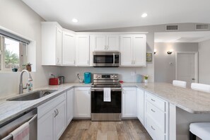 Frigorifero, microonde, forno, piano cottura