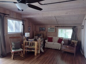 Een smart-tv, een open haard en boeken