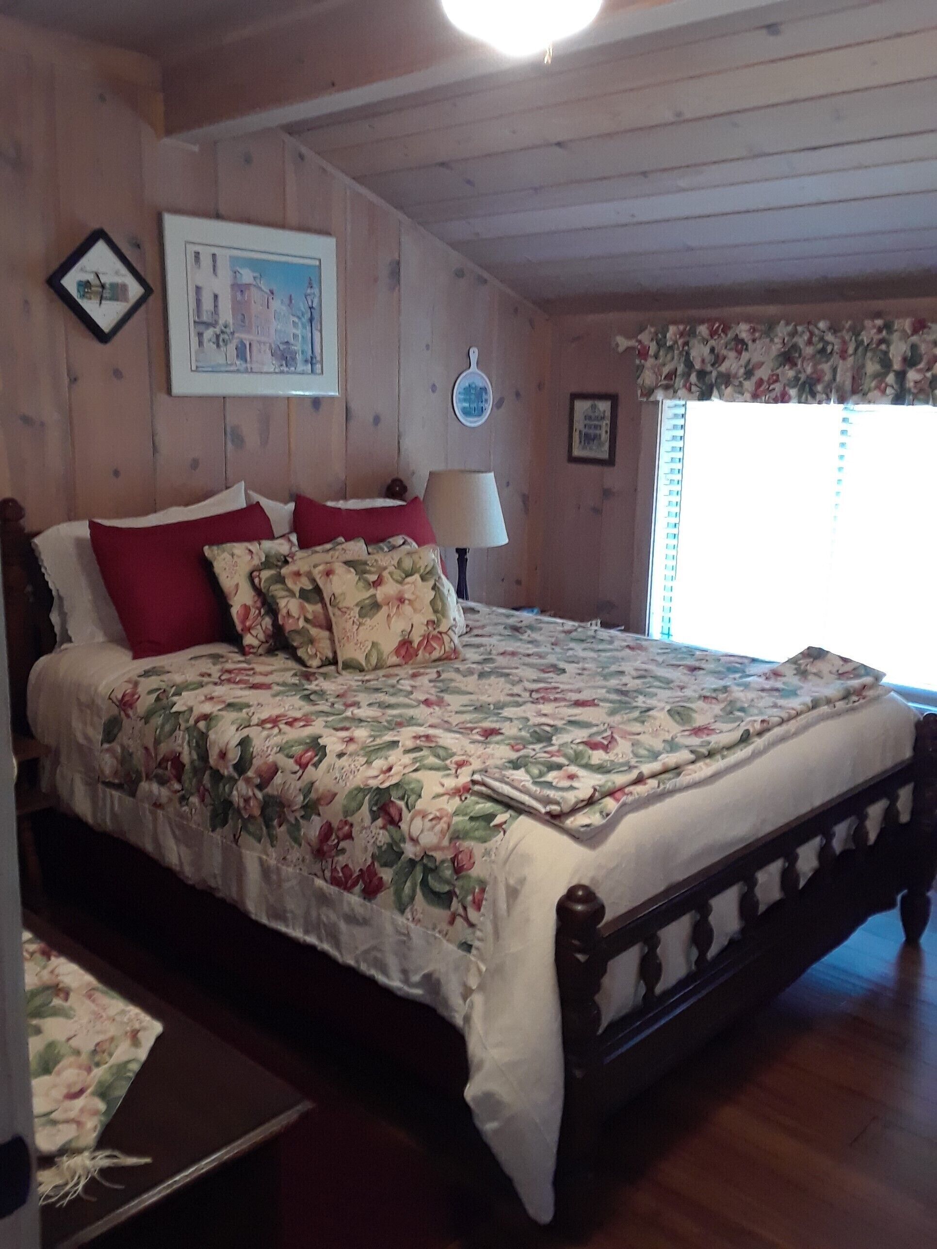 4 bedrooms, iron/ironing board, travel crib, free WiFi