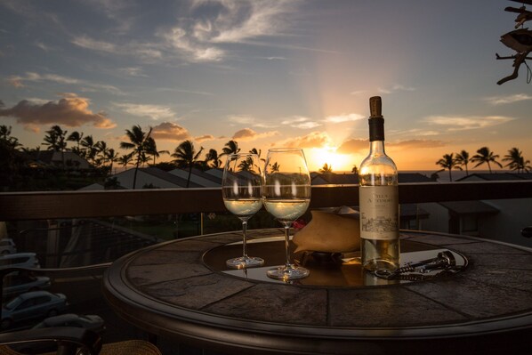 Outdoor dining - Hale Kamaole 326 Third floor condo, easy access to best beach on Maui! (Kihei)