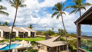 Ein Resort mit Pool, Palmen und Meerblick.