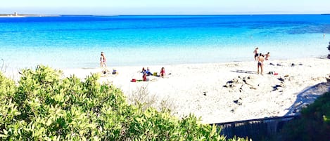 Una spiaggia nelle vicinanze