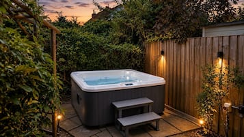 House, 2 Bedrooms | Private spa tub