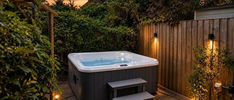 House, 2 Bedrooms | Private spa tub