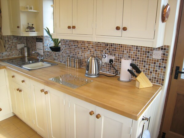 House, 2 Bedrooms | Private kitchen | Full-size fridge, microwave, oven, stovetop - Measure Cottage - Sleeps up to 4 - Henley in Arden - HOT TUB (Henley-in-Arden)