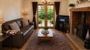 House, 2 Bedrooms | Ruang tamu | 32 inci televisyen dengan digital, pendiangan, pemain DVD