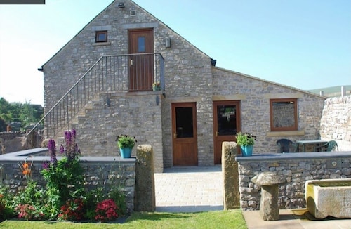 1 Bedroom, 1 Bathroom Apartment with Parking.