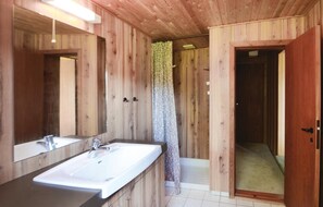 Combined shower/tub