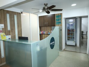 6 habitaciones, escritorio y espacio para trabajar con laptop 