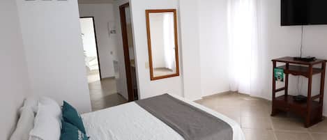 6 habitaciones, escritorio y espacio para trabajar con laptop