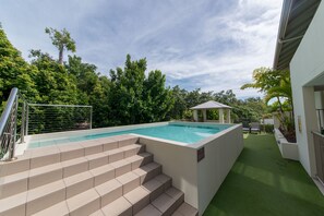 Outdoor pool - Studio 8 on Waterson (Airlie Beach)