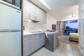 Studio, 1 Double Bed | Private kitchen