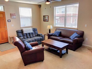 TV, peis, DVD-spiller og bøker