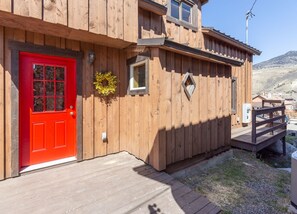 Exterior detail - Yellowstone Lodge    (Gardiner)