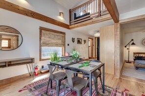 Dining - Yellowstone Lodge    (Gardiner)