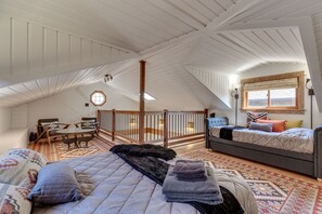 3 bedrooms, desk, iron/ironing board, free WiFi