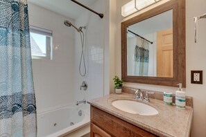 Combined shower/bathtub, hair dryer, towels, soap