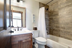 Bathtub, hair dryer - Great Location Near Pool with Suncadia Pool Access (Cle Elum)