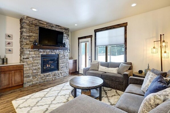TV - Great Location Near Pool with Suncadia Pool Access (Cle Elum)