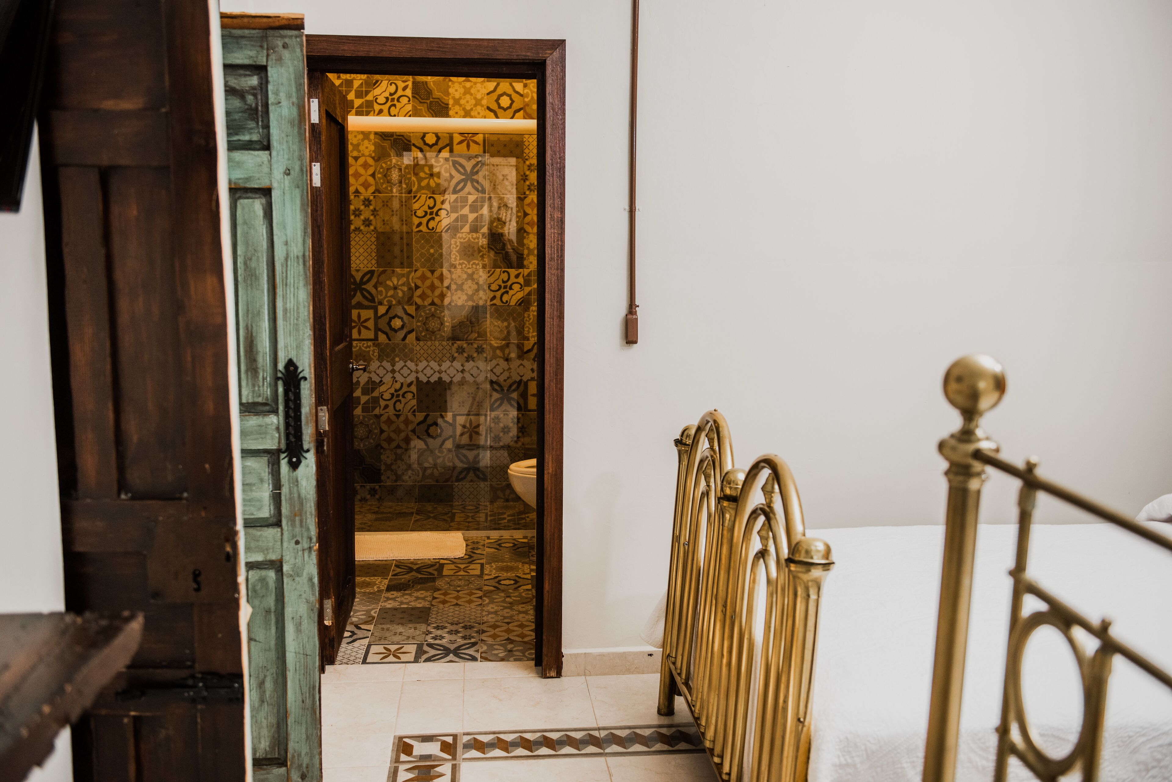 traditional room, 2 queen beds, non smoking, courtyard view | bathroom | shower, rainfall showerhead, free toiletries, towels