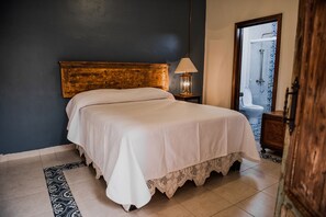 Traditional Room, 1 Queen Bed, Non Smoking, Courtyard View | Hypo-allergenic bedding, down comforters, blackout drapes