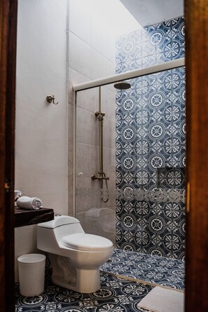 Traditional Room, 1 Queen Bed, Non Smoking, Courtyard View | Bathroom shower - Tierra Soñada Hotel Boutique (Tepatitlan de Morelos)